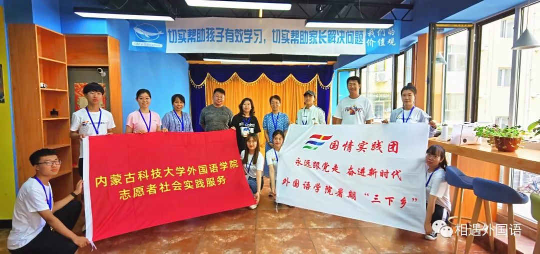 图片包含 桌子, 室内, 男人, 女人描述已自动生成