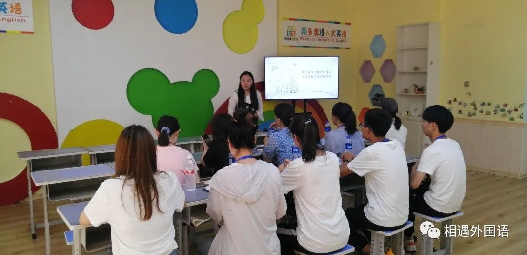 一群人正在聊天中度可信度描述已自动生成 一群人正在聊天中度可信度描述已自动生成