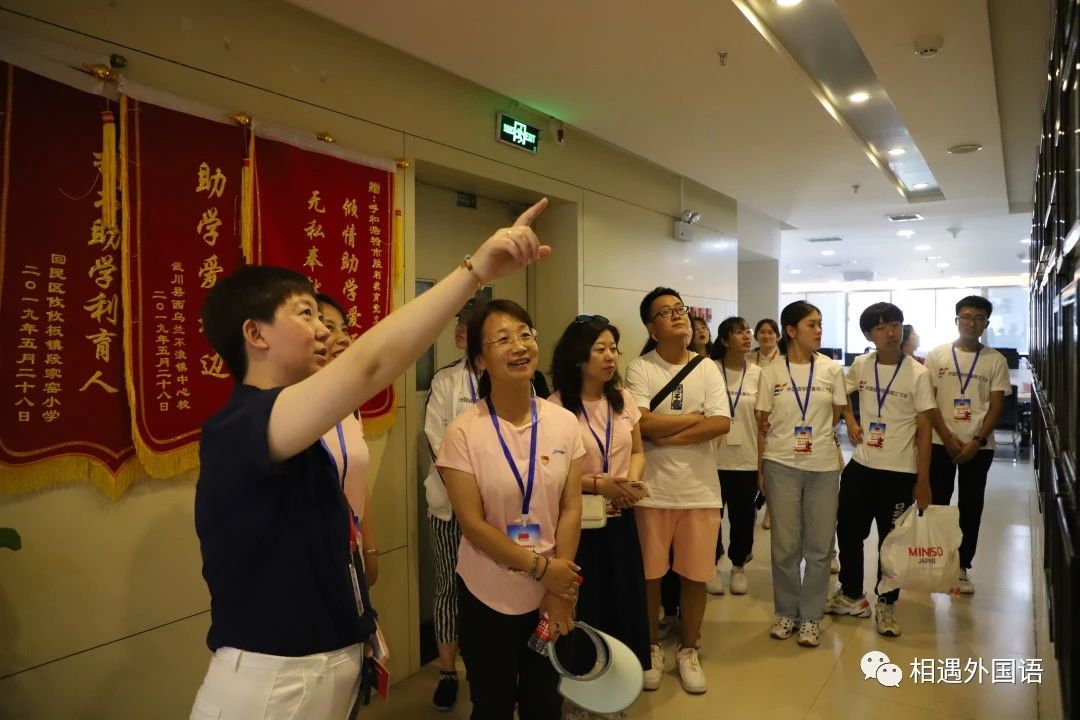 一群人站在室内描述已自动生成