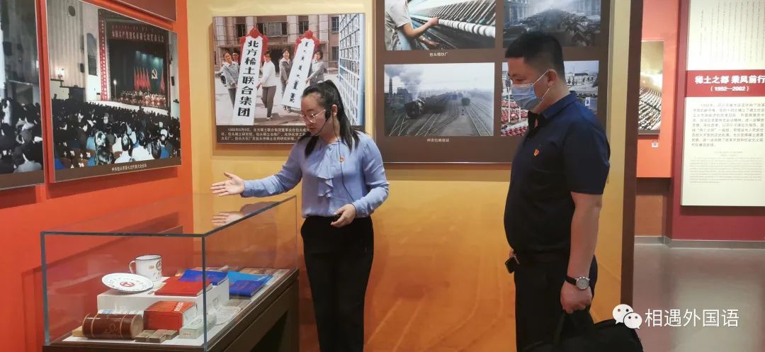 图片包含 站, 游戏机, 桌子, 男人描述已自动生成