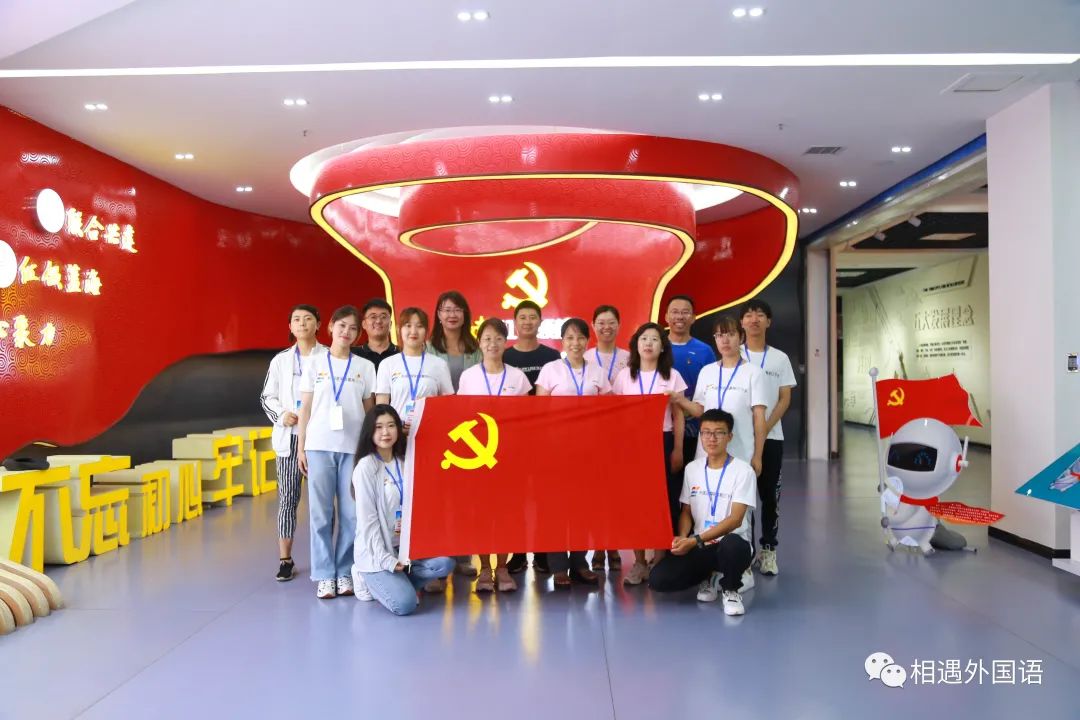 图片包含 室内, 卡车, 桌子, 玩具描述已自动生成